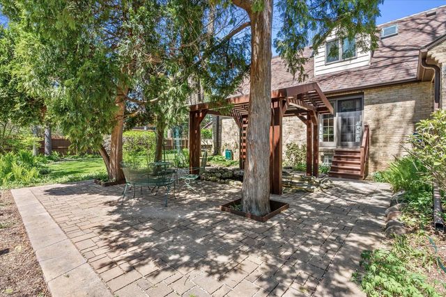 7015 Milwaukee River PARKWAY, Glendale, WI 53209
