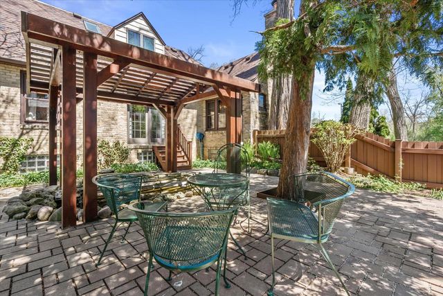7015 Milwaukee River PARKWAY, Glendale, WI 53209