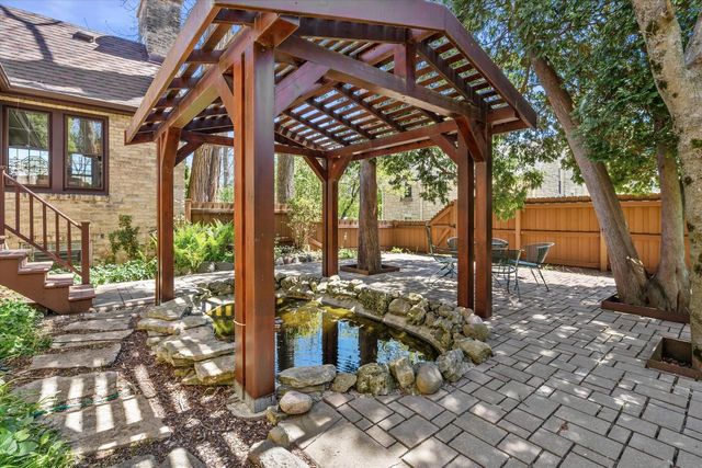 7015 Milwaukee River PARKWAY, Glendale, WI 53209