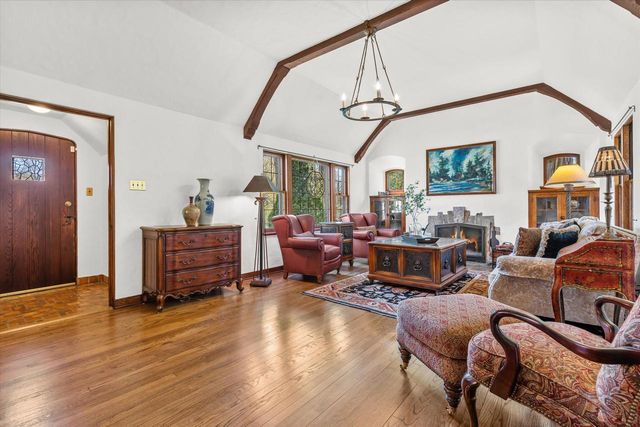 7015 Milwaukee River PARKWAY, Glendale, WI 53209