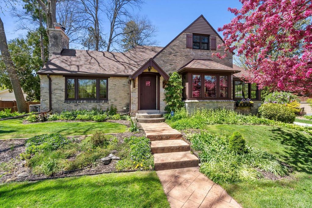 7015 Milwaukee River PARKWAY, Glendale, WI 53209