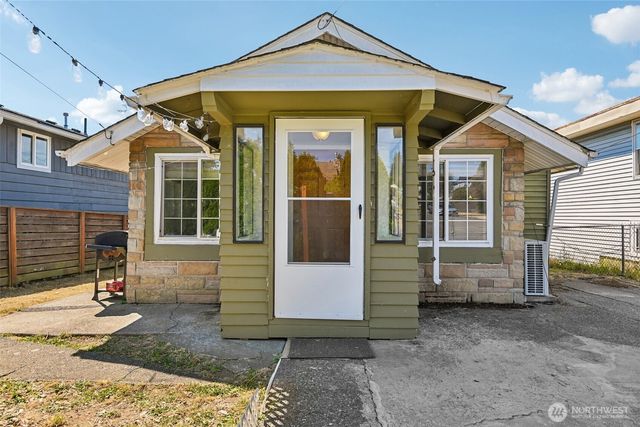 8703 16th Avenue SW, Seattle, WA 98106