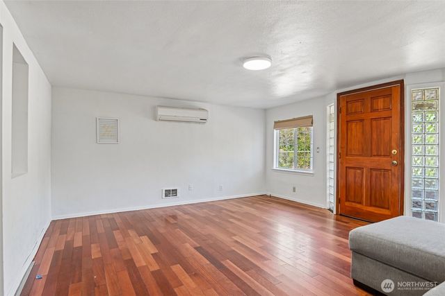 8703 16th Avenue SW, Seattle, WA 98106