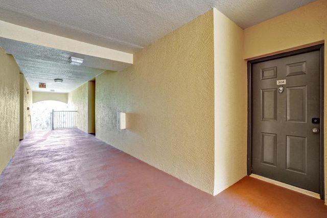 6426 Emerald Dunes 304 Drive 304, West Palm Beach, FL 33411