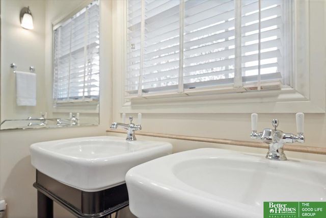 656 N 58th Street, Omaha, NE 68132