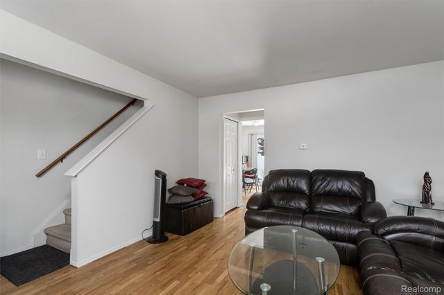 45704 Kensington St, Utica, MI 48317