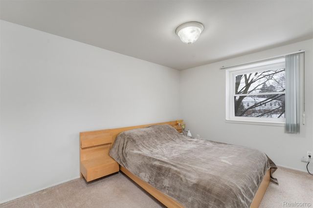 45704 Kensington St, Utica, MI 48317