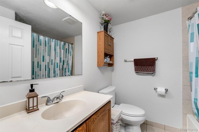 45704 Kensington St, Utica, MI 48317