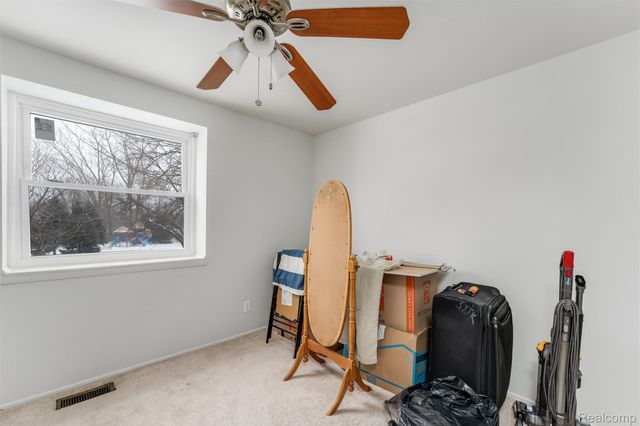 45704 Kensington St, Utica, MI 48317