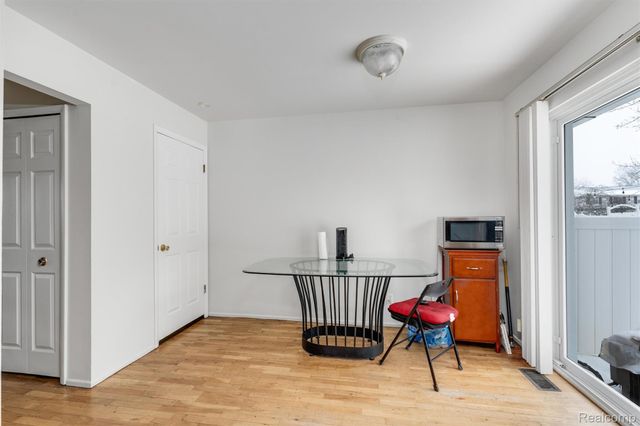 45704 Kensington St, Utica, MI 48317