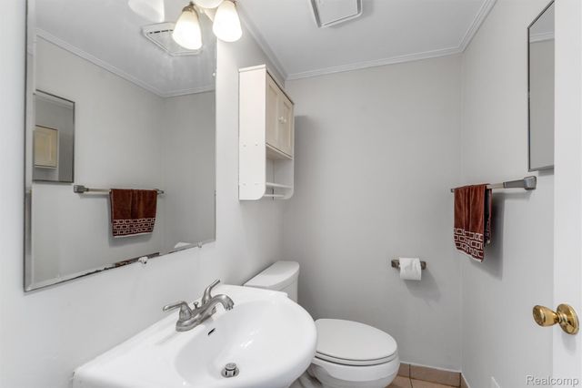 45704 Kensington St, Utica, MI 48317