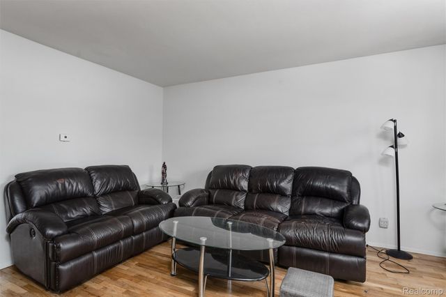 45704 Kensington St, Utica, MI 48317