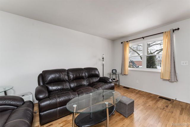 45704 Kensington St, Utica, MI 48317