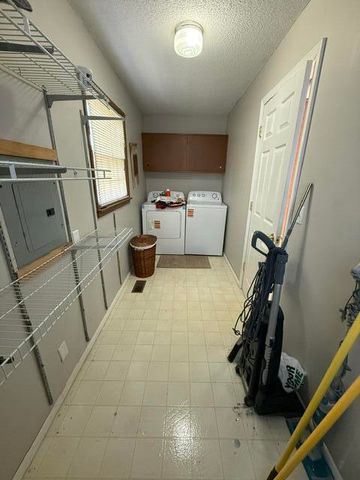 2711 S Claremont Avenue, Springfield, MO 65804