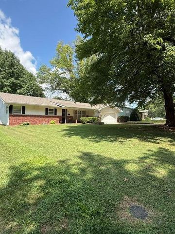 2711 S Claremont Avenue, Springfield, MO 65804
