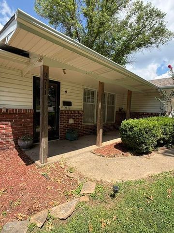 2711 S Claremont Avenue, Springfield, MO 65804