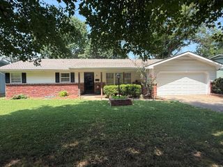 2711 S Claremont Avenue, Springfield, MO 65804