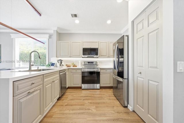 920 Golden Cane Dr, Weston, FL 33327