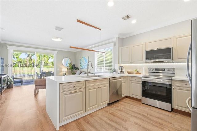 920 Golden Cane Dr, Weston, FL 33327