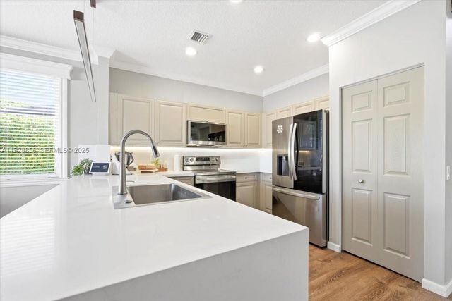 920 Golden Cane Dr, Weston, FL 33327