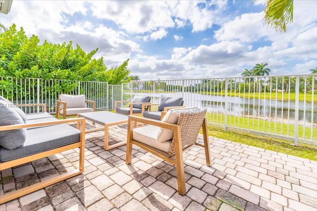 920 Golden Cane Dr, Weston, FL 33327