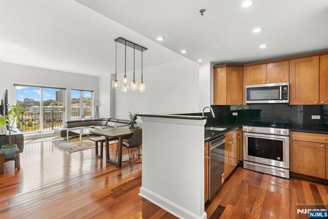 6503 City Place, Edgewater, NJ 07020