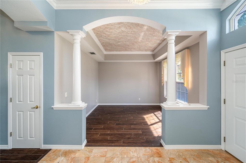 Image 11 of property listing at 329 HAMILTON SHORES DRIVE NE, Winter Haven, FL 33881