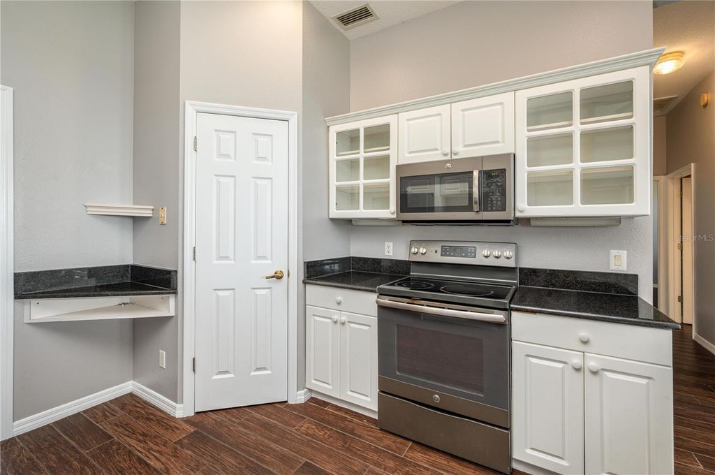 Image 21 of property listing at 329 HAMILTON SHORES DRIVE NE, Winter Haven, FL 33881