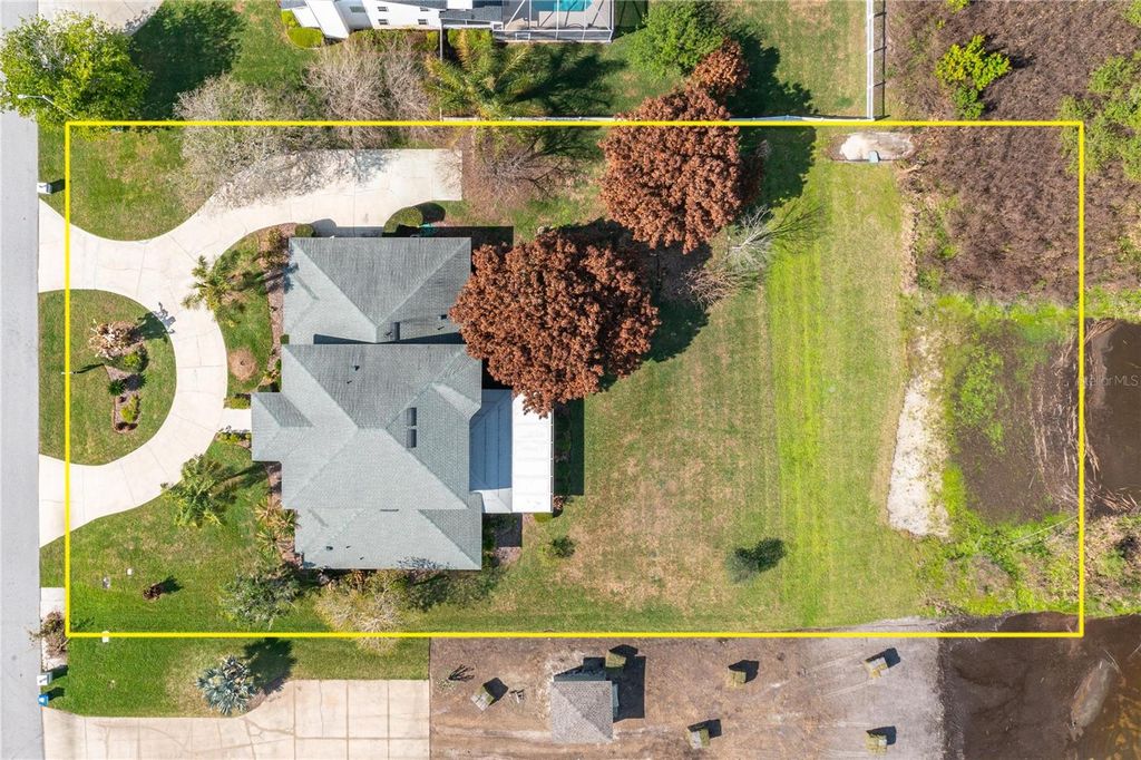 Image 6 of property listing at 329 HAMILTON SHORES DRIVE NE, Winter Haven, FL 33881