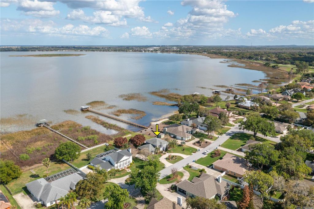 Image 7 of property listing at 329 HAMILTON SHORES DRIVE NE, Winter Haven, FL 33881