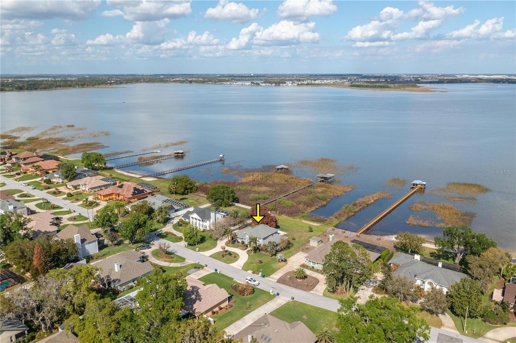 Image 9 of property listing at 329 HAMILTON SHORES DRIVE NE, Winter Haven, FL 33881