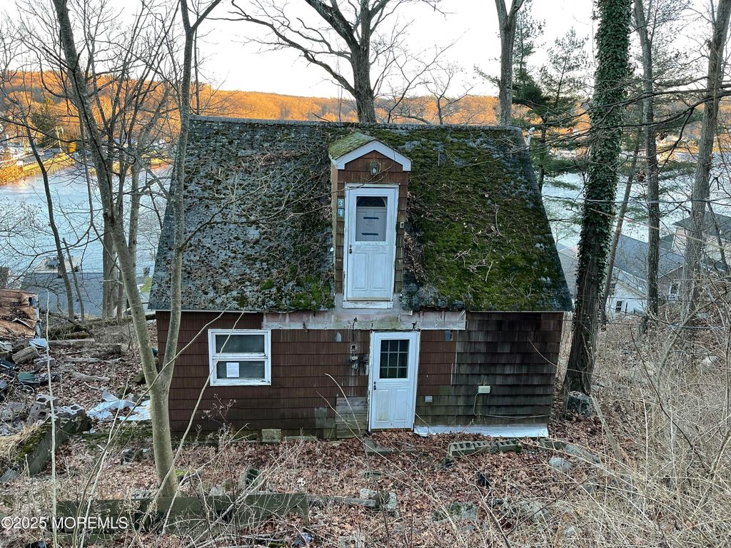 34 Iowa Avenue, Lake Hopatcong, NJ 07849