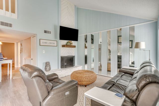 624 Harbor Circle, Azle, TX 76020