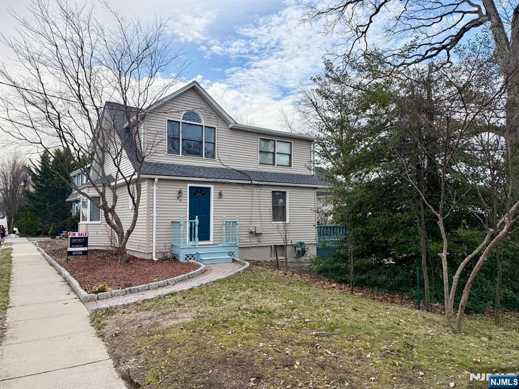 80 Roosevelt Avenue, Bergenfield, NJ 07621