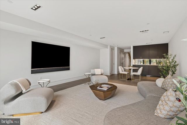 3528 WHITEHAVEN PKWY NW, Washington, DC 20007