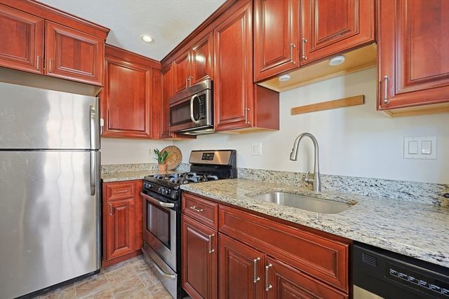 21 School St 21, Natick, MA 01760