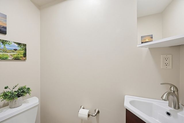 21 School St 21, Natick, MA 01760