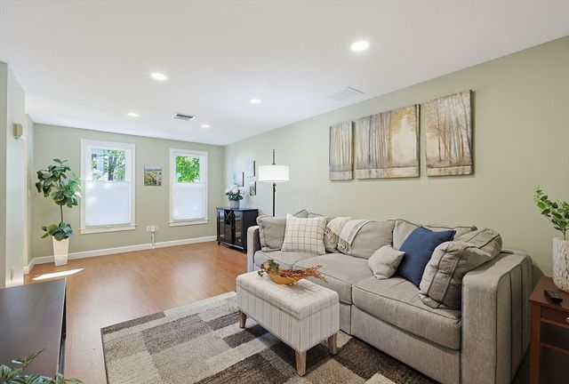 21 School St 21, Natick, MA 01760