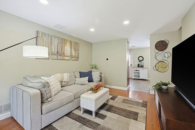 21 School St 21, Natick, MA 01760