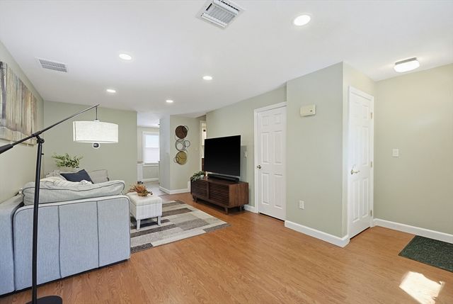 21 School St 21, Natick, MA 01760