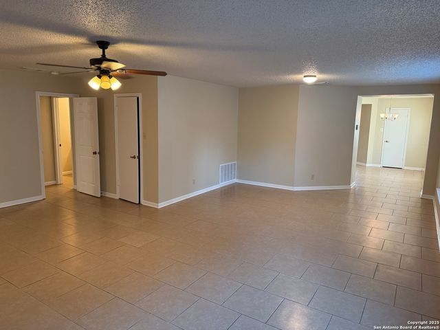 8015 Chestnut Gate, Converse, TX 78109