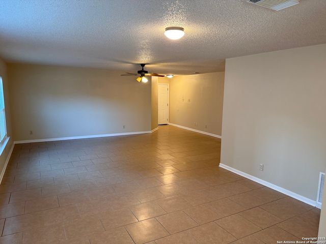 8015 Chestnut Gate, Converse, TX 78109