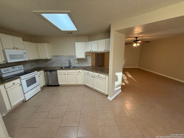 8015 Chestnut Gate, Converse, TX 78109