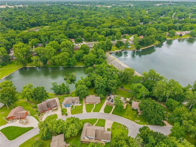 6832 Sterling Avenue, Raytown, MO 64133