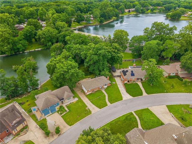 6832 Sterling Avenue, Raytown, MO 64133