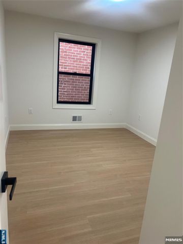 5 Montclair 1, Paterson, NJ 07503