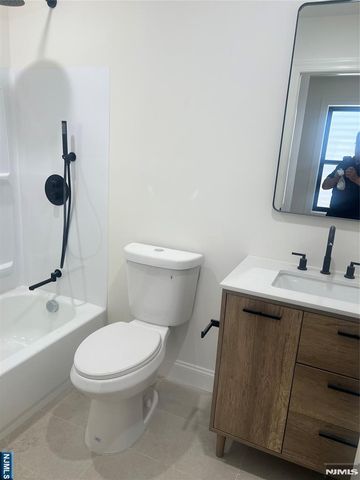 5 Montclair 1, Paterson, NJ 07503