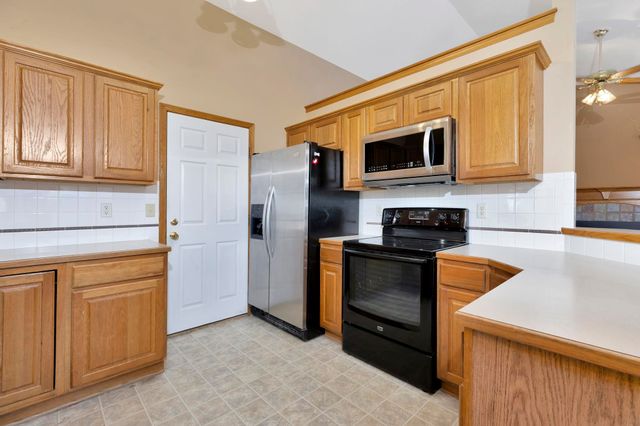 301 N Walnut Creek Dr, Derby, KS 67037