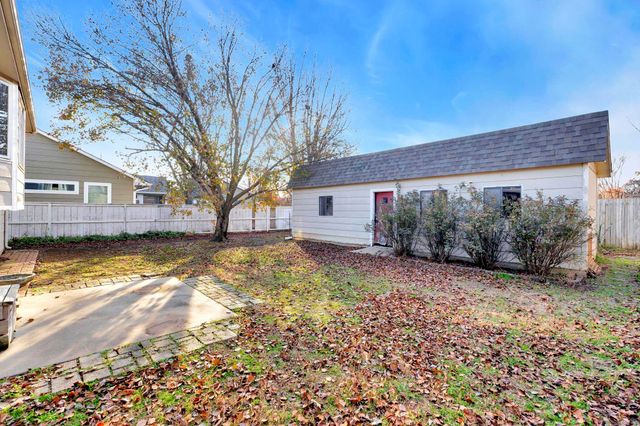 301 N Walnut Creek Dr, Derby, KS 67037