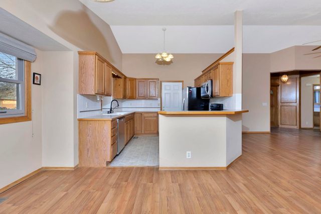 301 N Walnut Creek Dr, Derby, KS 67037